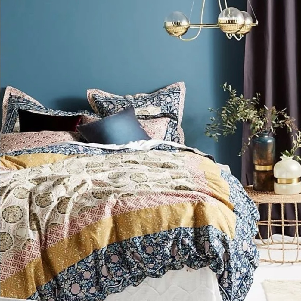 Anthropologie Meguro Queen Size Duvet Cover + 2 euro shams(26/26). All Like new.